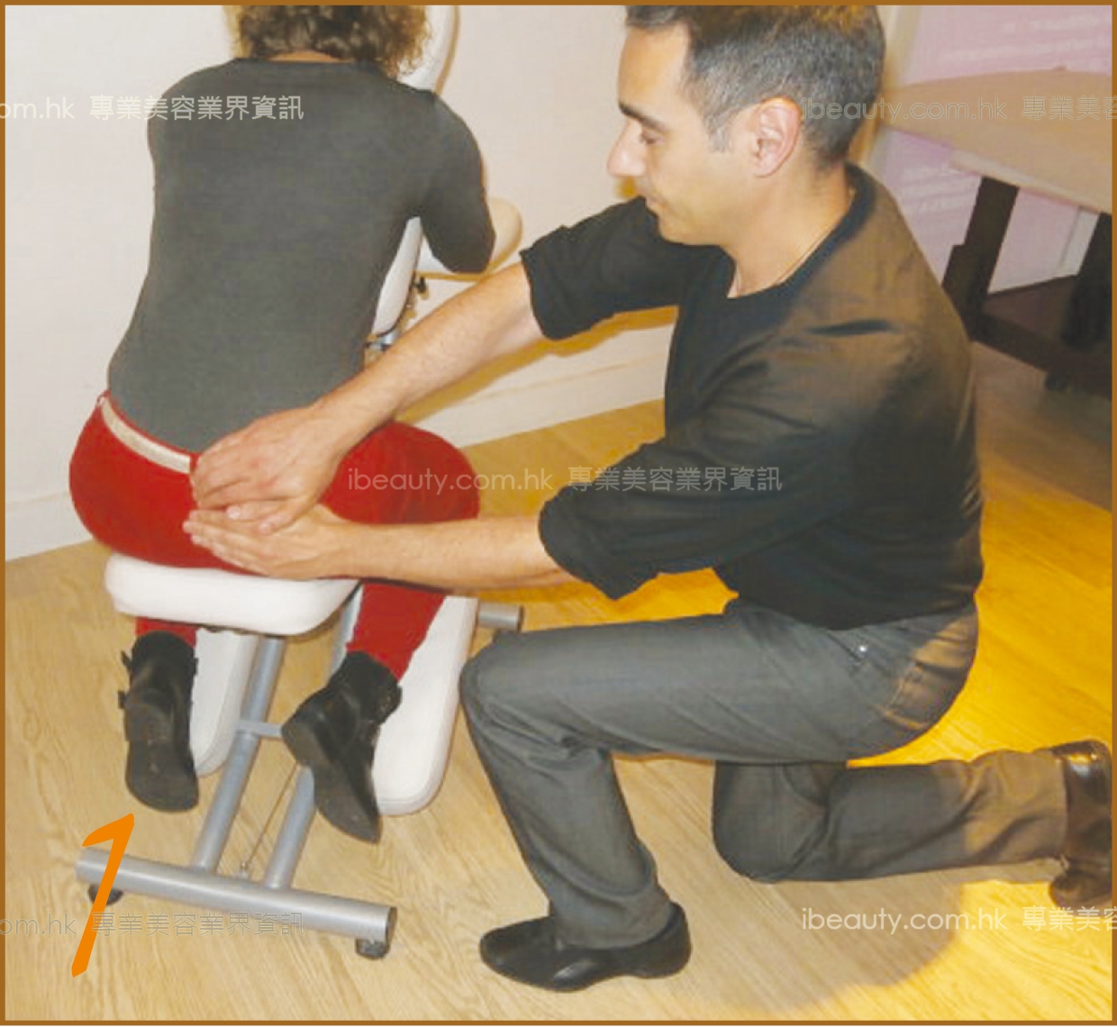 1-3 轻扫示范:按摩师双手由顾客尾椎开始,经过肚脐轴,直至右腿